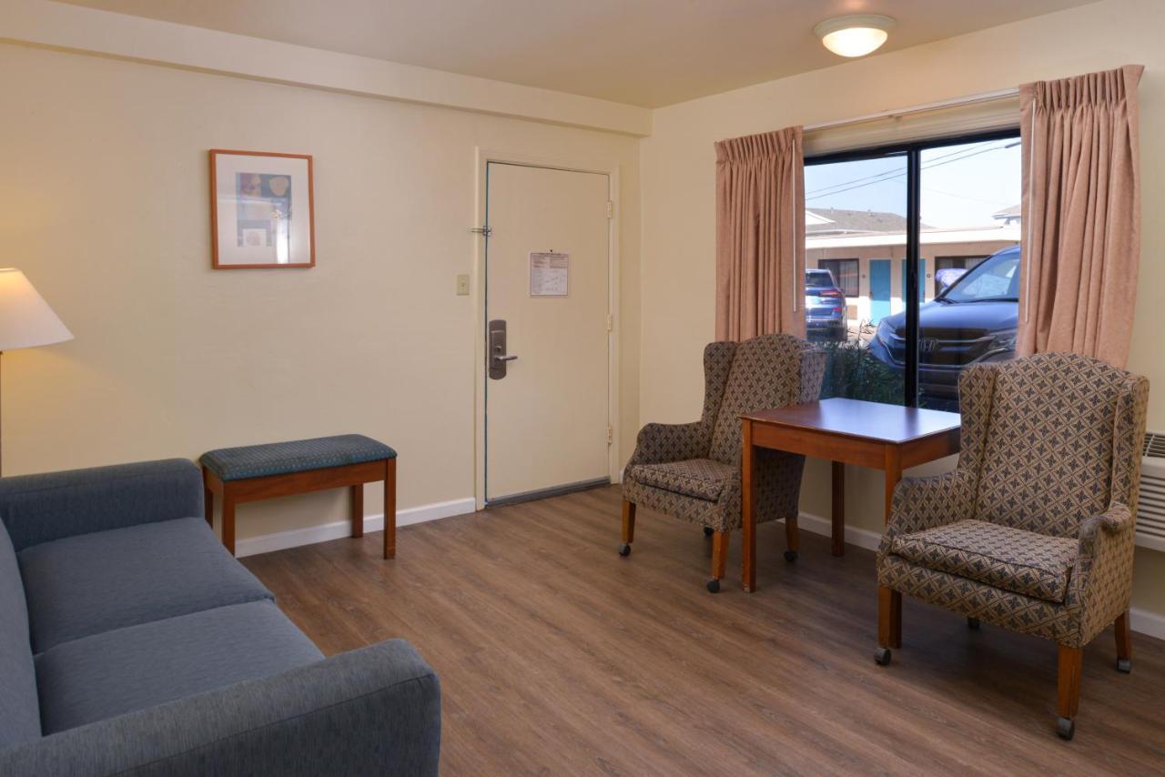 Edgewater Inn And Suites Писмо Бич Экстерьер фото
